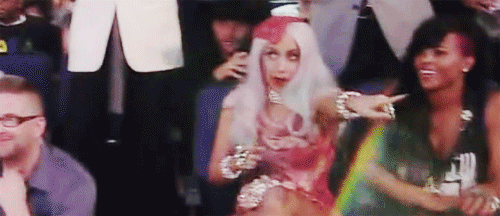 artchet:Lady Gaga shows Justin Bieber the way to stage when he won “Best new artist” at the VMAS bac