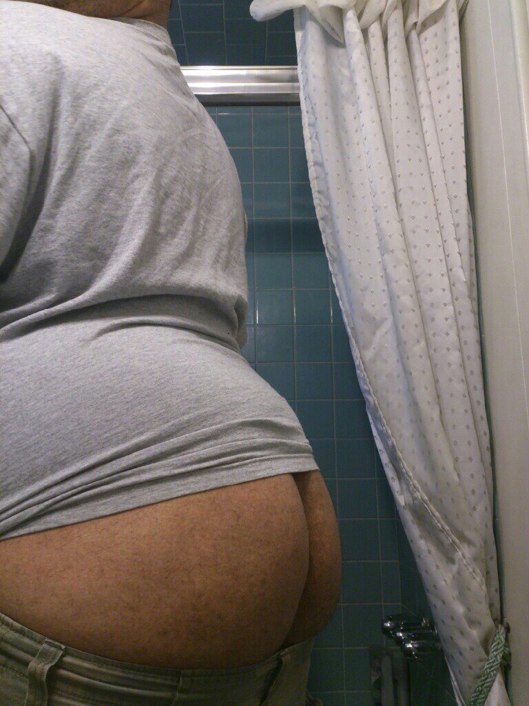 poo-cho:  cazador-oso:  Nice ass  Big!!!!! Hot!!!! &amp; Sexy:) 