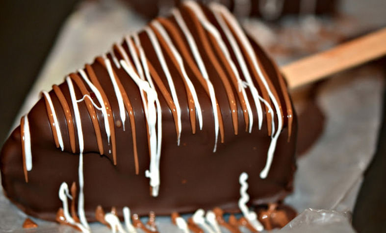thecakebar:  Chocolate Dipped Slices on a Stick Tutorial