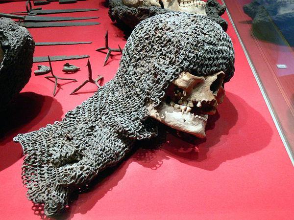 irisharchaeology:    A chain-mailed skull found in a mass grave related to the battle