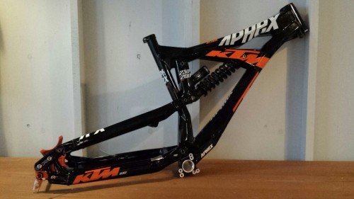 takebow-tune:  KTM “APHEX” Frame kit ¥241500 w/tax. 重量が意外とあったねぇ…。