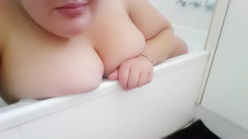 kurvykandy:  Who wants to see more photos of my lovely hot bath this morning? 