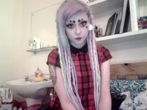 babypeachy:  tonights look is alien dolly it’s gonna be a bangin night 
