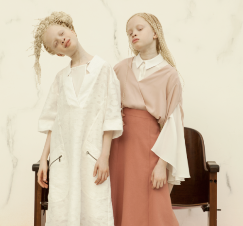 faithevebee:  virgheauxoxo:  kanyelle:  wetheurban:  Flores Raras, Vinicius Terranova In “Flores Raras,” Brazilian photographer Vinicius Terranova photographs Lara and Mara, black twins with albanism, and their older sister Sheila, who has a significantly