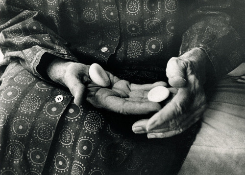 equatorjournal: “Georgia OKeeffe holds smooth rocks in her hands at home in Abiquiu, New Mexico,1971