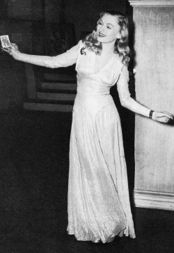 sharontates: Veronica Lake on the set of This Gun for Hire (1942)