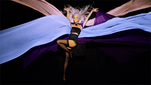 ohxoz:  💅 Flowtography - Naomi Smalls 💅