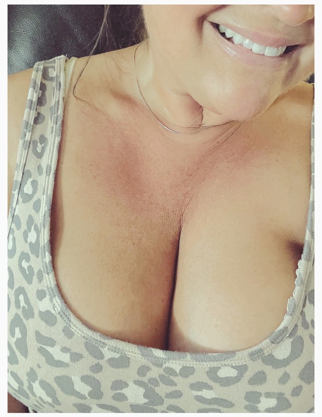 curiouswinekitten2:A little Father’s Day cleavage! 😘😘