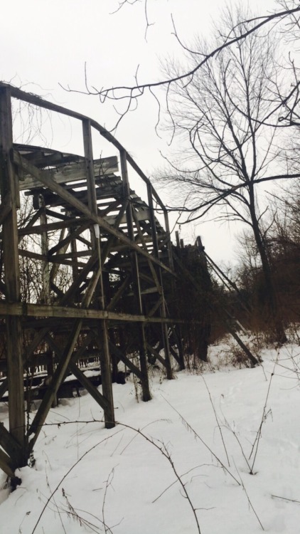 the-maddie-hatter:  Abandoned amusement park 