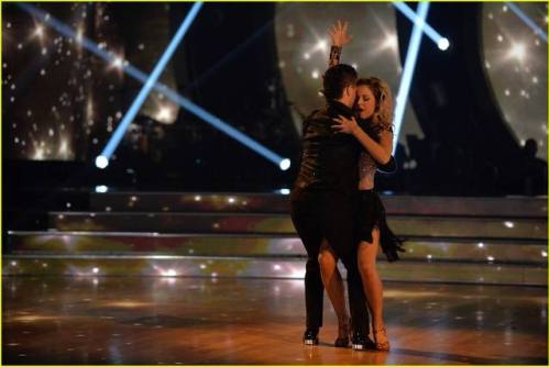 lindseystirlingczsk:První vystoupení v soutěži Dancing with the Stars. +FOX+