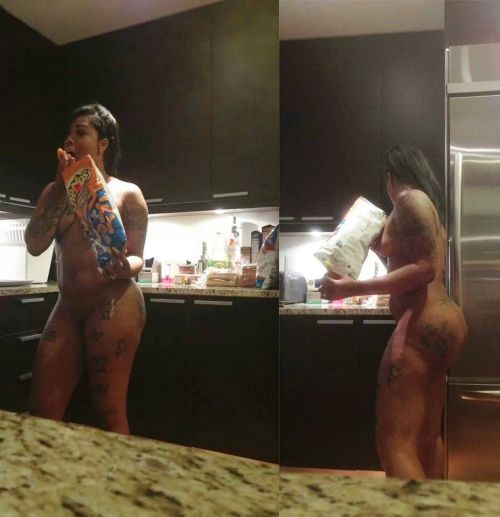 thicksexywomen:  thickvic69:  Feeding that ass      (via TumbleOn)