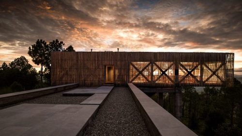 goodwoodwould:Good wood - sublime and spiritual, with views over the himalayas who wouldn’t want to spend some time finding inner peace here (or just a bit of regular peace if you fancy…) . The ‘Kumoan Hotel’ in India, by Sri Lanka’s Zowa Architects. 