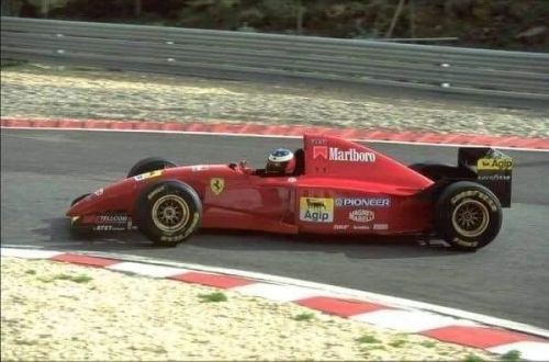 𝗤𝘂𝗮𝗻𝗱𝗼 𝗦𝗰𝗵𝘂𝗺𝗮𝗰𝗵𝗲𝗿 𝘀𝗮𝗹𝗶̀ 𝗽𝗲𝗿 𝗹𝗮 𝗽𝗿𝗶𝗺𝗮 𝘃𝗼𝗹𝘁𝗮 𝘀𝘂𝗹𝗹𝗮 𝗙𝗲𝗿𝗿𝗮𝗿𝗶 𝗩𝟭𝟮 𝗲 𝗳𝗿𝗮𝗻𝘁𝘂𝗺𝗼̀ 𝗶𝗹 𝘁𝗲𝗺𝗽𝗼 𝗱𝗶 𝗕𝗲𝗿𝗴𝗲𝗿
Fu il primo giorno in assoluto che mise il sedere sulla Ferrari. Era quella di Berger, settata con gli assetti di Gerhard.
Michael uscì per fare qualche giro,...