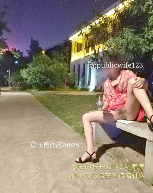 publicwife123: 孕妻5个月时，调教露出第三期:酒吧街路边m字开腿