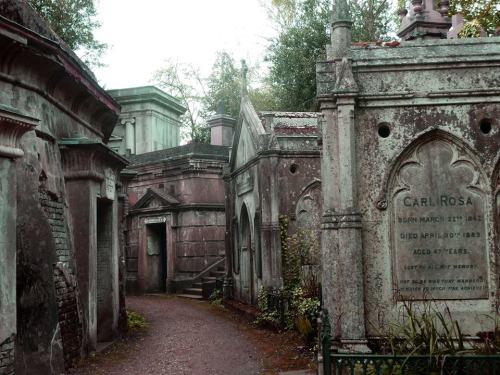 tombstonetourism:Highgate Cemetery, London, England