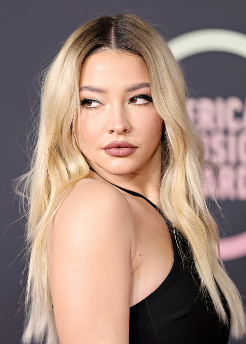  Madelyn Cline attending the American Music Awards in Los Angeles, California (November 2021)