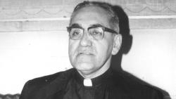 gomezmillano:  En la primavera de 1979, el arzobispo de El Salvador, Oscar Arnulfo Romero, viajó al Vaticano. Pidió, rogó, mendigó una audiencia con el Papa Juan Pablo II, pero en vano.Por fin, poniéndose en la fila de los fieles que esperaban la