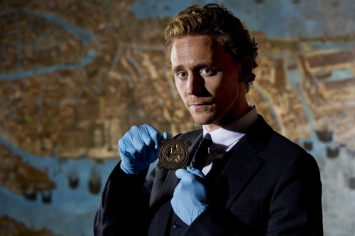 vivillrocku:[HQ] Tom Hiddleston holds the original 600-year-old Henry V seal at the Shakespeare exhi