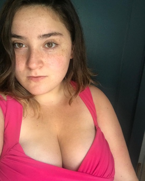 curvedandcontoured-piacentile:  😘 #curvedandcontoured #nomakeup #selfie #celebratemysize  (at New Hampshire)