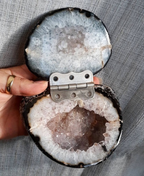 sosuperawesome:Crystal Geode Ring BoxesNaked Gem Studios on EtsySee our #Etsy or #Crystals tags