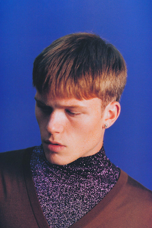 furples:  HUGE October 2011“WHILE there is LIGHT”Photographer: Motohiro HasuiModel: Tommy Kristiansen 