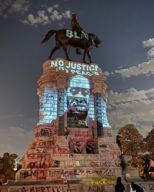 grupaok: Antonin Mercié/Adalbert Volk, Robert E. Lee Monument, Richmond, Virginia, 1890. Projection by Dustin Klein; photo by Alexis Delilah; spray paint improvement by the public, 2020.