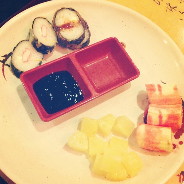 Yumm yumm yumm ðŸ£ðŸŒðŸðŸ¡ #sushi #pineapple #banana #lunch