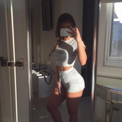 hotgirlsintightshorts:  Standard Mirror Pose