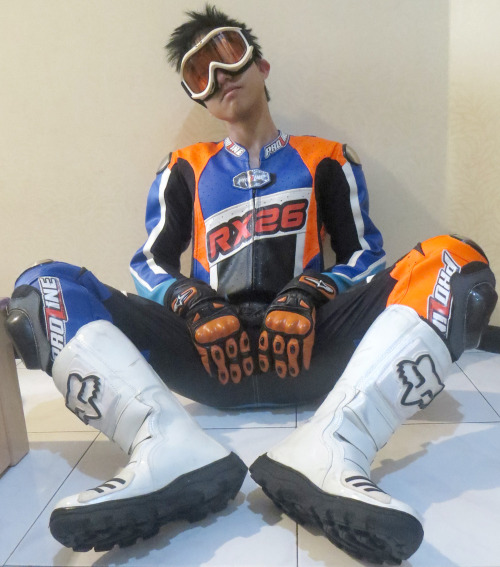 Found some people who can make affordable custom bike suit so…now I got a custom bike suit wi