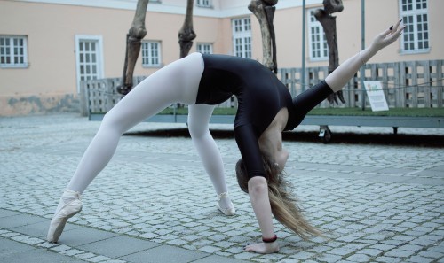 bunslavehposts:TwelveBalletOutdoorsI’ve always wanted to learn ballet. And I’ve always wanted to be 