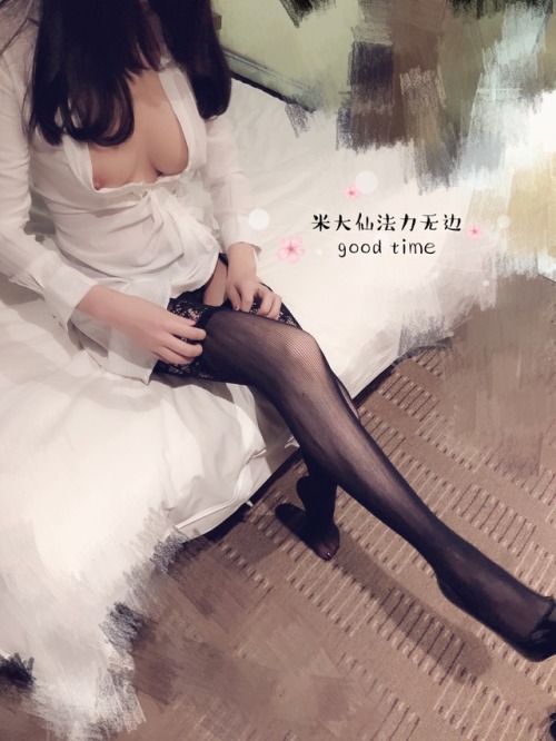 midaxianm: 昨晚公司聚餐被灌到断片后带到酒店，完全不知道发生了什么。事后同事说从来没有遇到大仙这么骚浪贱不要脸的女人，早知道我是这样的女人就不费尽心机迷奸我，直接操我了。可是人家真的不知道发