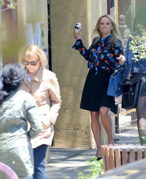fuckyeahwomenfilmdirectors: Reese Witherspoon throws an ice cream cone at Meryl Streep while filming