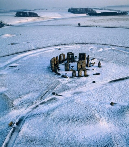 followthewestwind: Snowy Stonehenge -England (via Pinterest)