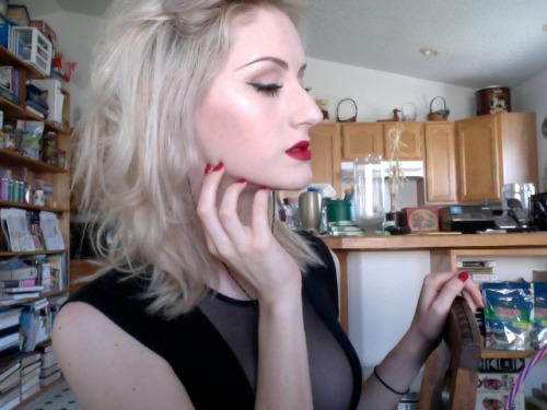 plant-strong:  subtle-tea:  did different thing with makeup today  PRETTY  WooooOOOOAAAaaaahhhh