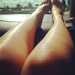 mividaebella:  Legs on your dash like.. #legselfie