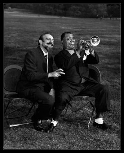 adhemarpo:  Louis Nemeth  - Louis Armstrong et Mitch Miller dans Central Park. 1950.   Louie &amp; Mitch