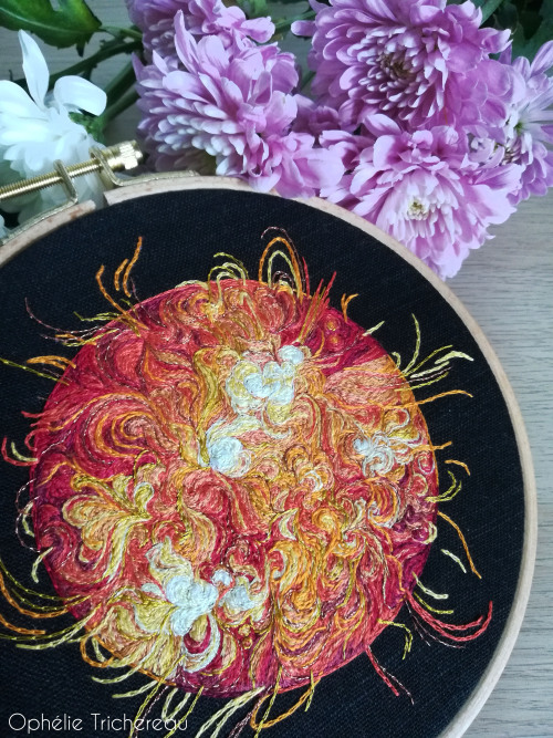 “The Sun”Hand embroidery.DMC embroidery threads on linen.16,5 cm in diameter.https://www.etsy.com/fr