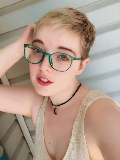 hotforglasses: marshmallowmaximus: Cut it even shorter ☺️ Short hair + glasses = automatic win  Perf