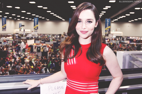 allseriescaps:  The cast pose before the HBO’s ‘Game Of Thrones’ cast autograph