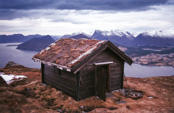 cabinporn:  Cabin with an earthen roof near