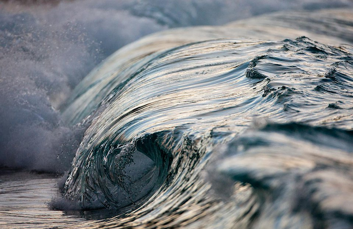 unicorn-meat-is-too-mainstream:  Photographer Perfectly Captures Magnificent Cresting