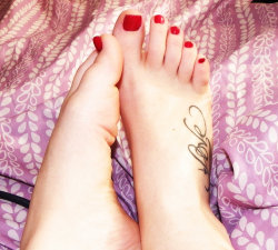 anniehasprettyfeeetxo:  Red toes are for kinky girls.