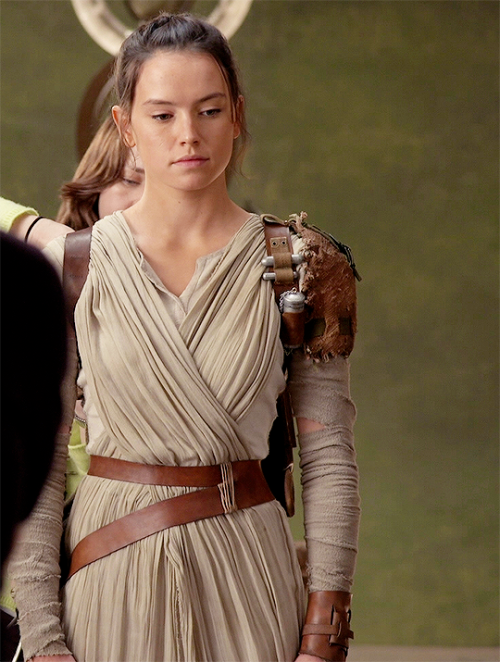 daisyridleyupdated:“Rey’s parents left her at 5, and we meet her when she’s late t