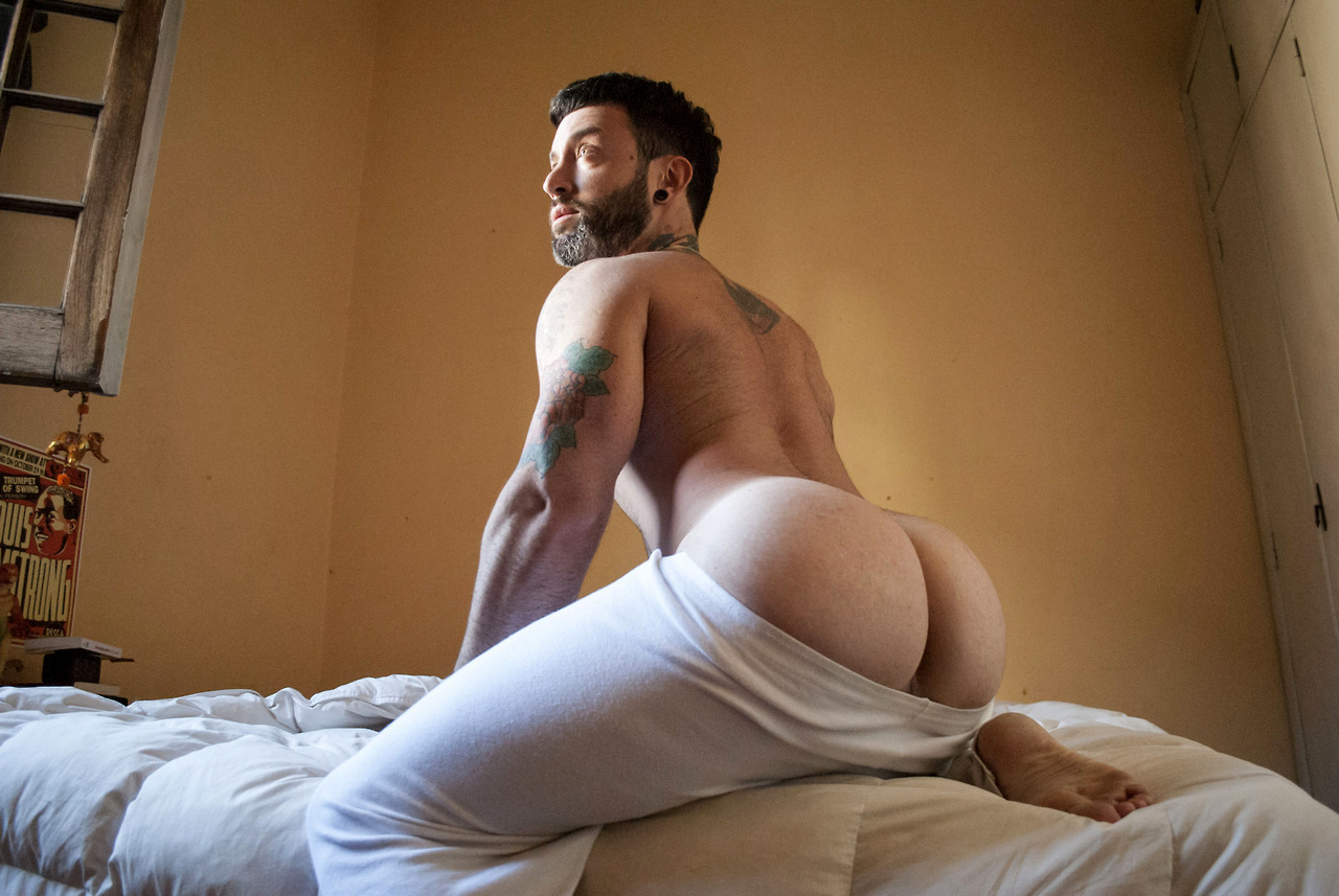 buttloverblog:  This guy is just sooo damn sexy! Would love to rip off his Long Johns!
