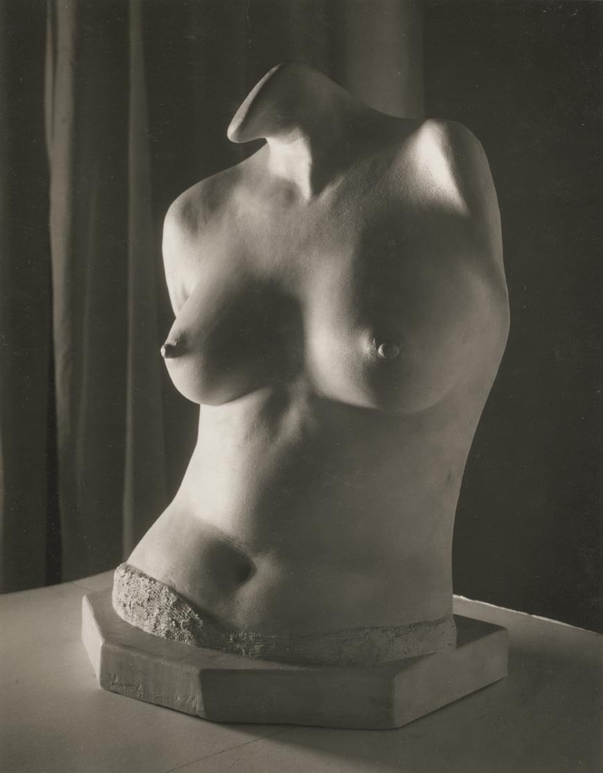lumieredesroses:  Photographe anonyme. Buste de Lee Miller, vers 1940Courtesy Galerie