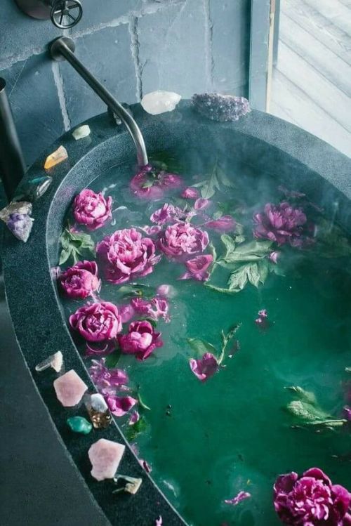 uyesurana: relaxing bath with flowers &amp; healing crystals