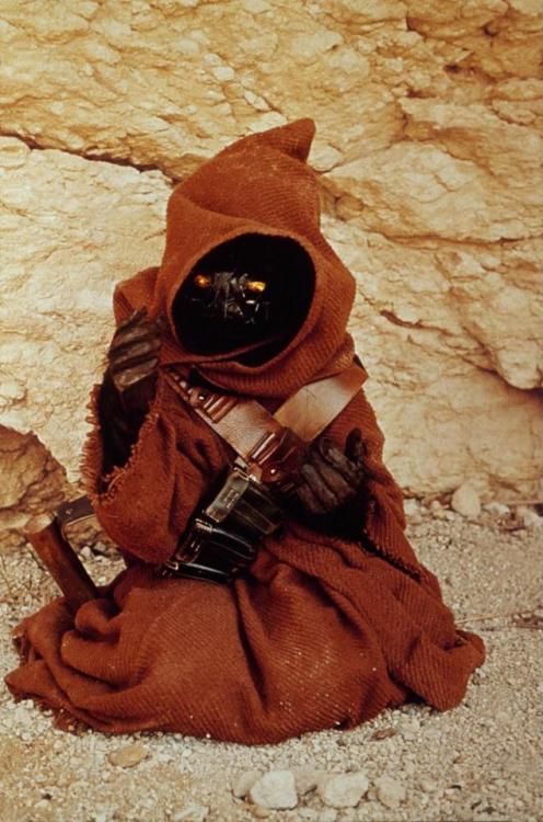 talesfromweirdland:What do Jawas look like without their hoods on? These pics give a clue.