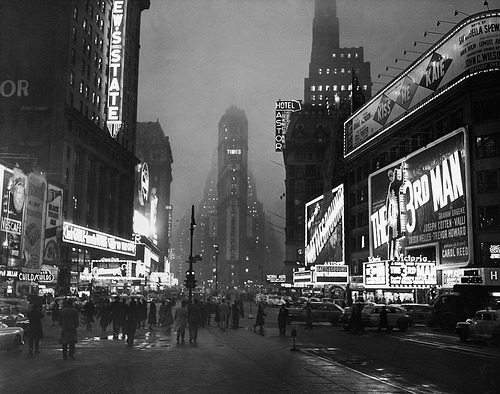 fuckyeahvintage-retro:  Times Square at night, 1949 © Getty Images 