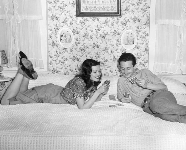 rita-cansino:  Gene Tierney and husband Oleg Cassini play gin rummy at home, 1944.