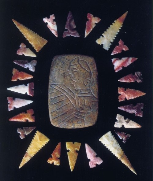 armthearmour:A lovely collection of projectile points along with the famous Birdman Tablet from the 